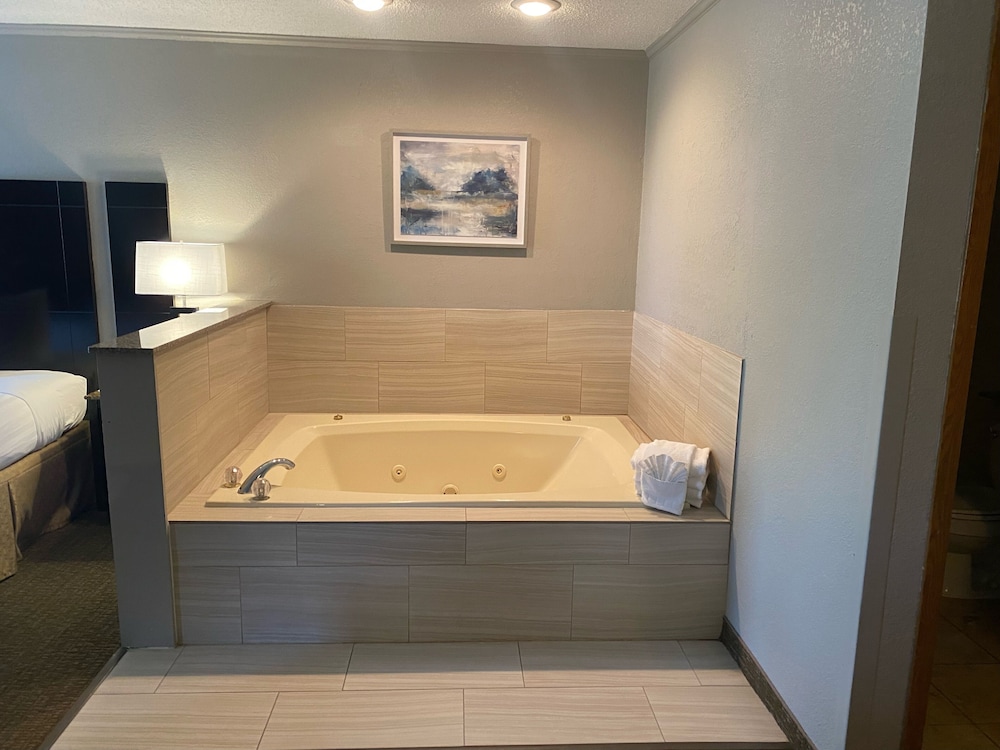 Traditional Suite, Hot Tub - Photo 2