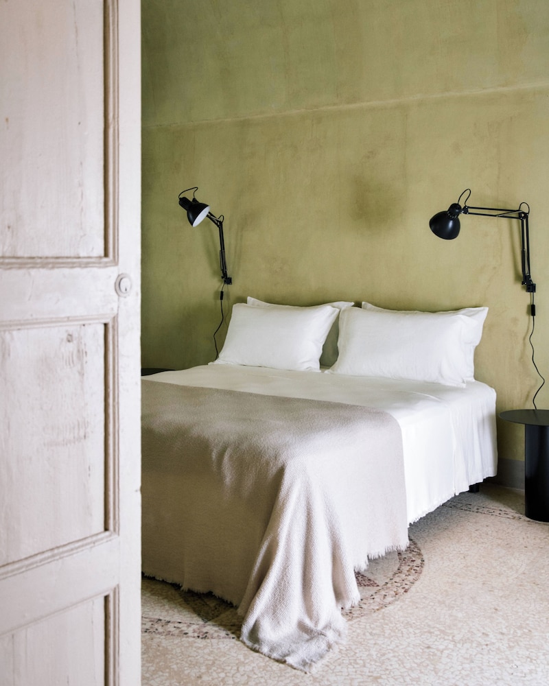 Deluxe Room, 1 King Bed (Executive) photo 1