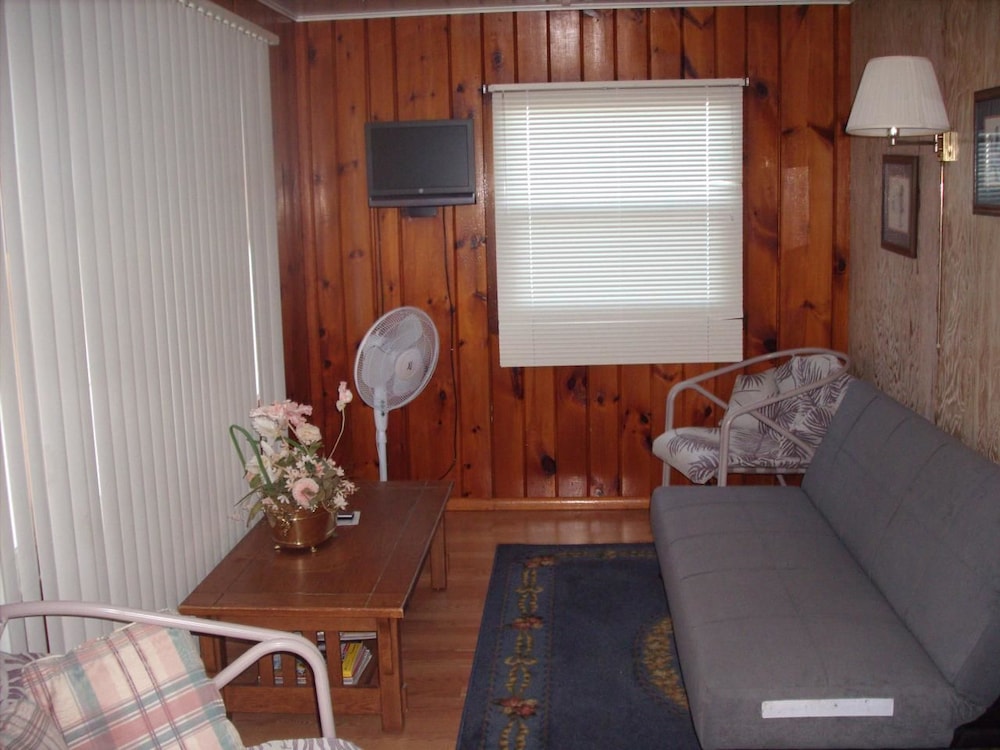 Cottage, 2 Bedrooms, Lakeside (Cabin 6) photo 2