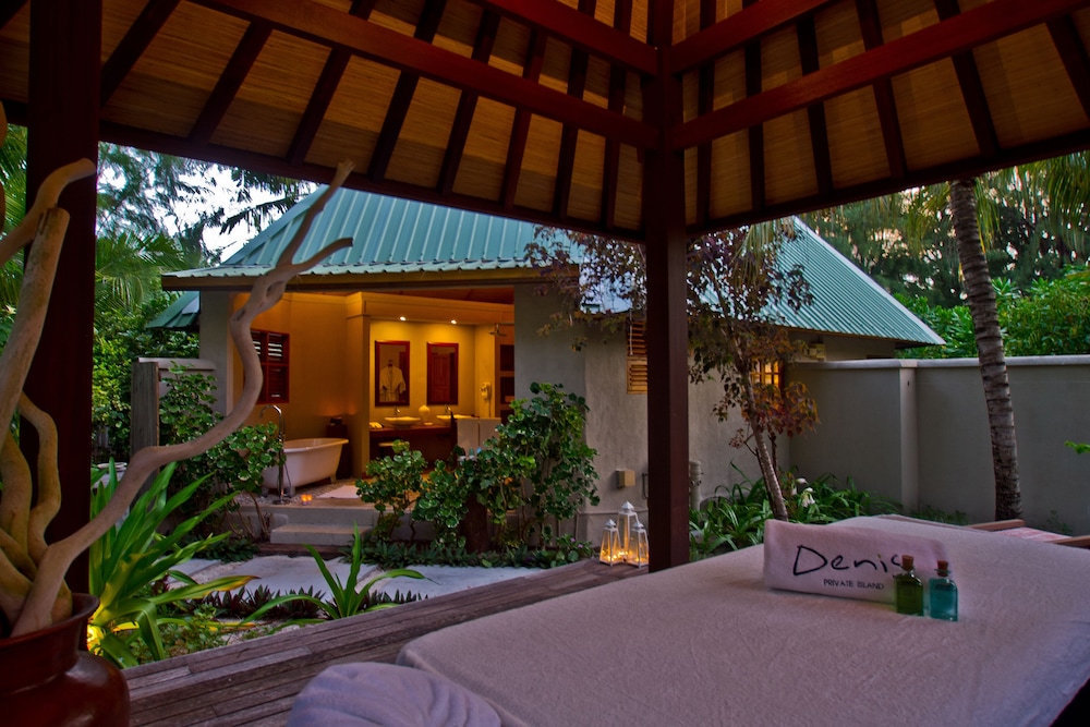 Deluxe Beach Cottage photo 3