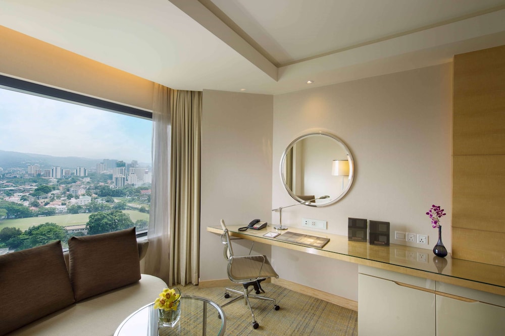 Executive King room - Mountain view thumbnail 6