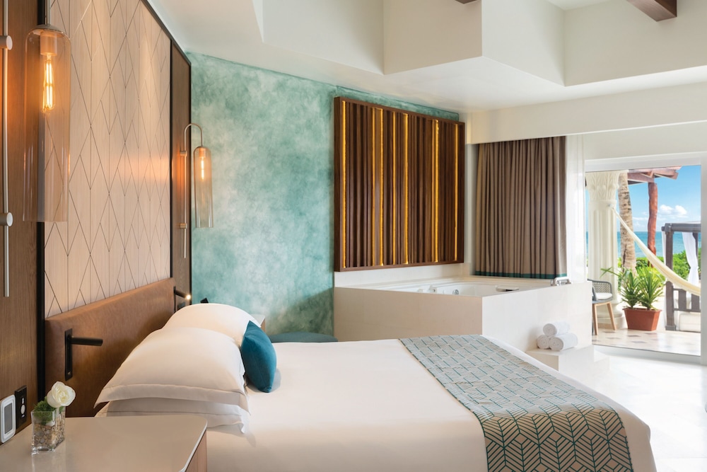 Junior Suite, 1 King Bed, Oceanfront (swim-up)