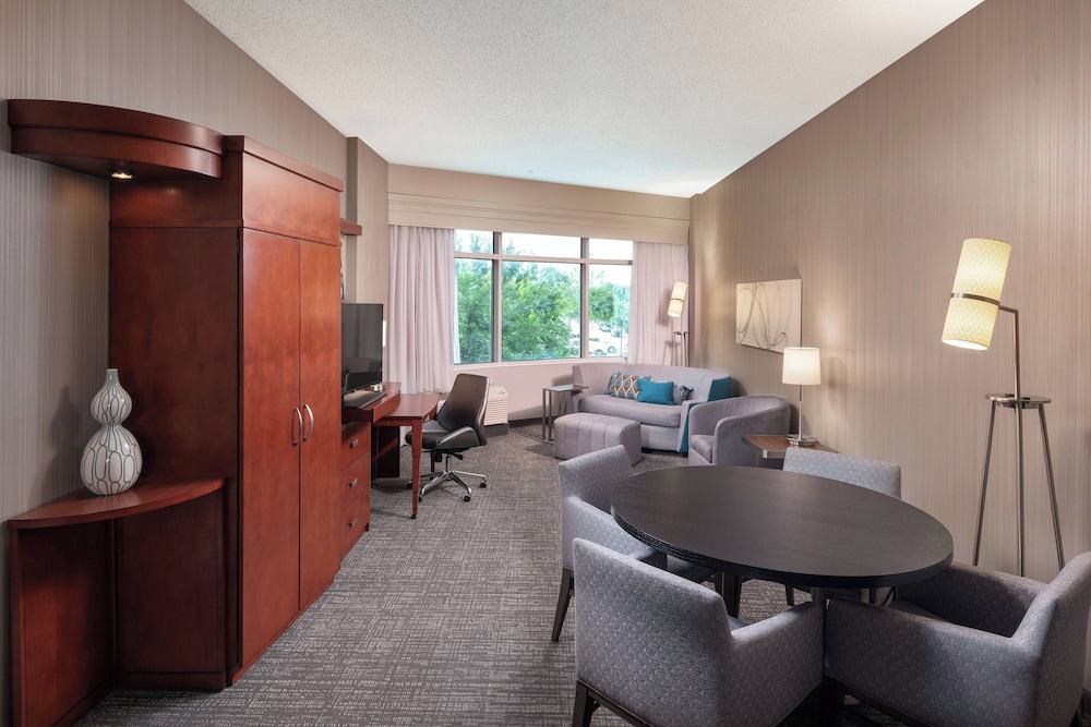 Junior Suite, 1 Bedroom, Courtyard View (Mobility/Hearing Access, Roll-in Shwr) photo 3