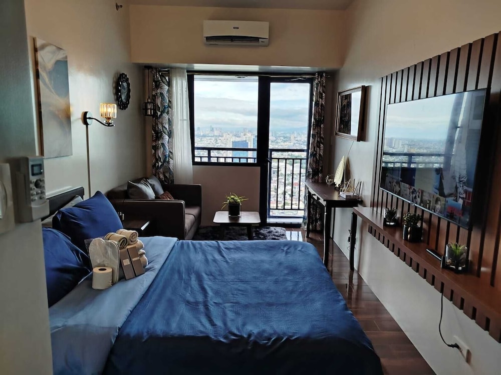 Panoramic Condo, 1 Queen Bed, Balcony, Partial Sea View photo 1