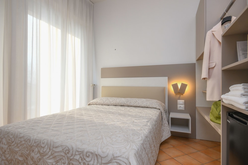 Room, 2 Double Beds - Photo 12