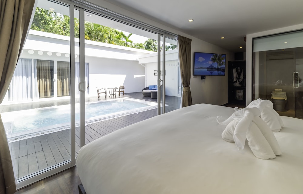 Deluxe Room with Shared Jacuzzi