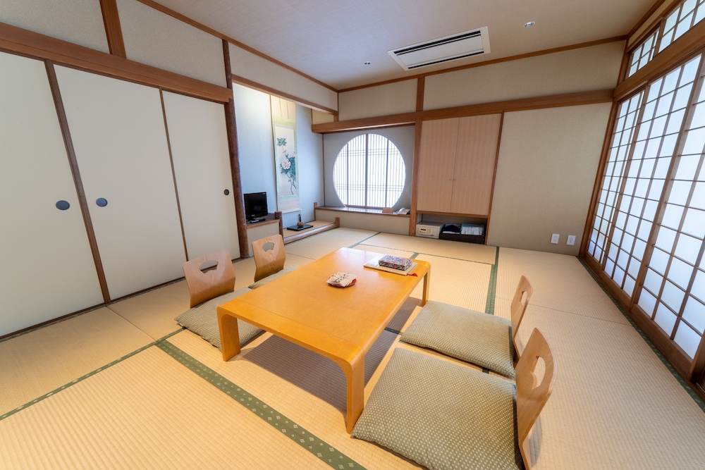 Newly renovated Japanese Style room, 14 Tatami-mats, Non Smoking photo 2