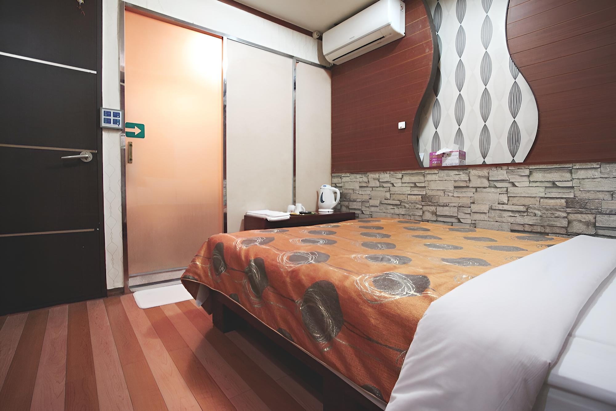Room (Twin (2 beds)) - Photo 1