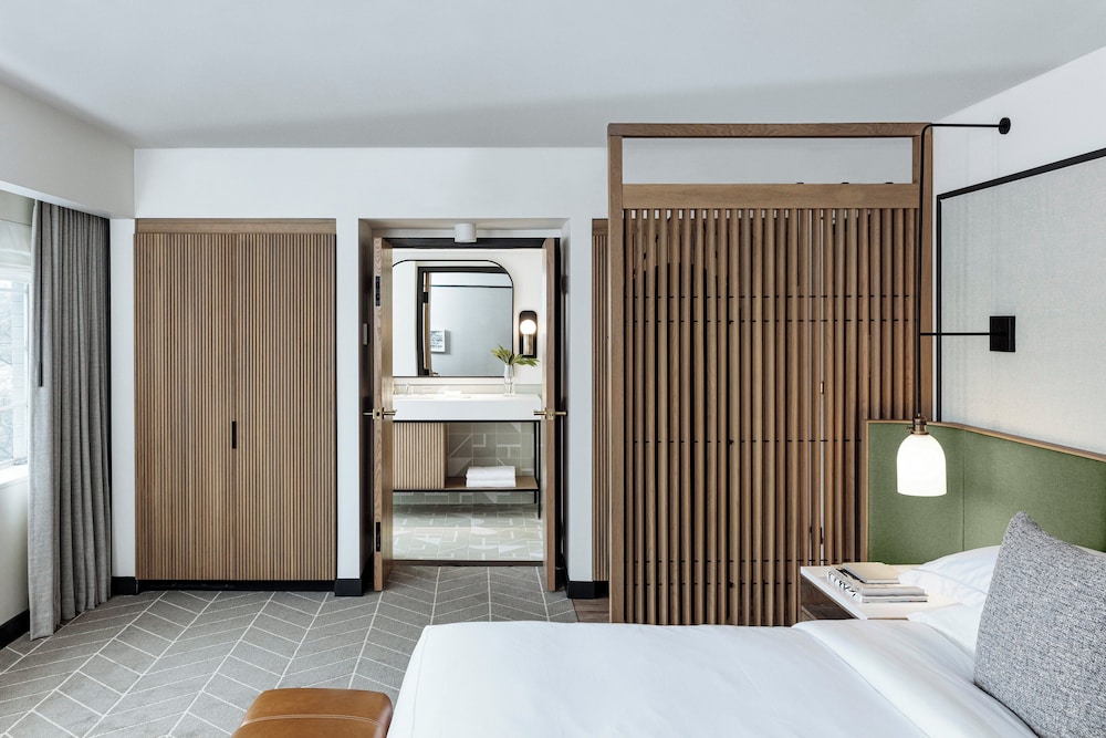 Premium Room, 1 King Bed, Accessible (Communications) - Photo 6