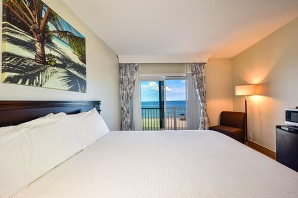 Standard Room, 1 King Bed, Oceanfront photo 2