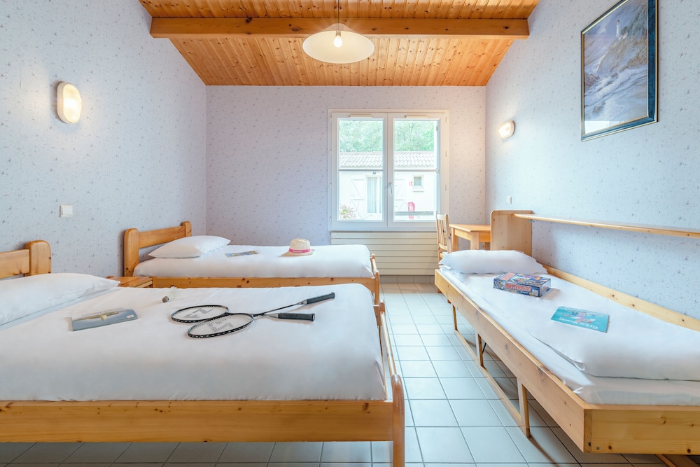 Family Twin Room, 2 Twin Beds & Extra child bed
