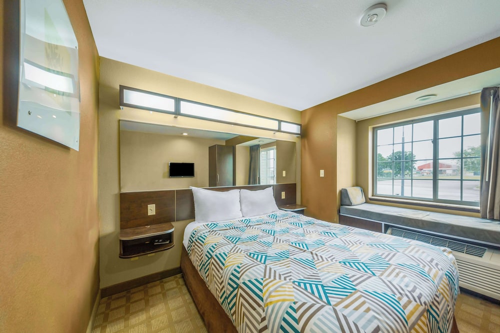 Standard Room, 1 Queen Bed, Non Smoking, Refrigerator & Microwave photo 2