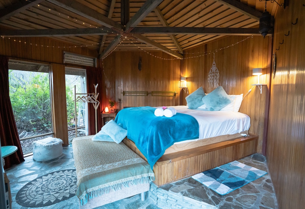 Romantic Cabin, 1 King Bed, Garden View