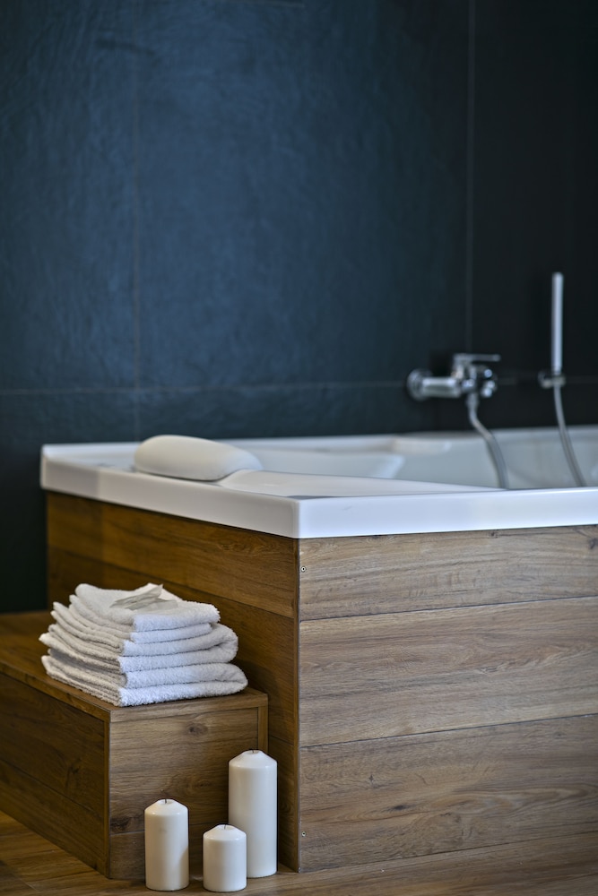 Deluxe Suite, Jetted Tub photo 2