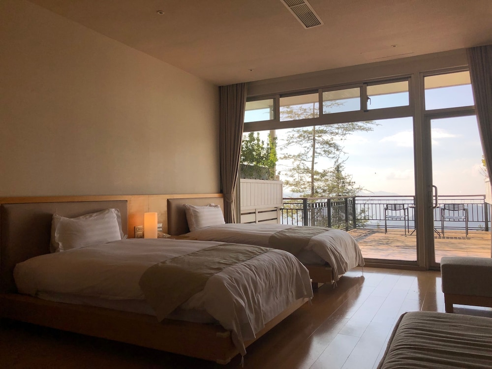 2 Twin Lake View