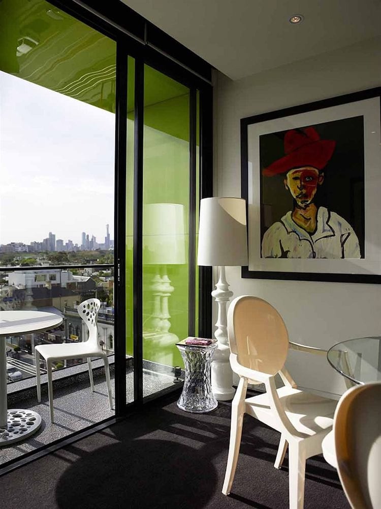 Deluxe Studio Suite Balcony - Photo 10