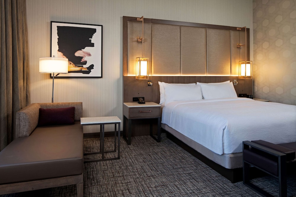 Deluxe Room, 1 King Bed, Accessible (Airport View, Hearing)