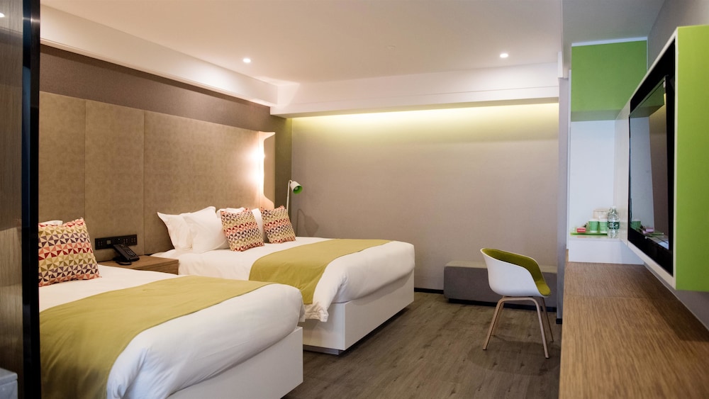 Superior Room, 1 King Bed photo 3