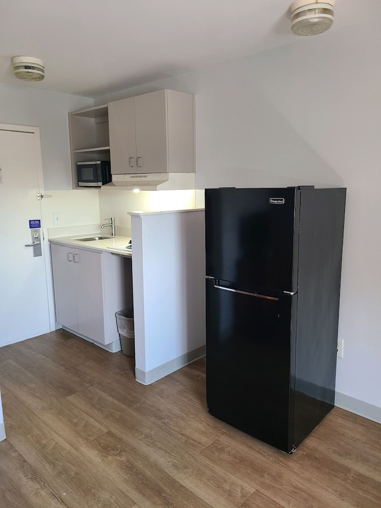 Deluxe Room, 1 Queen Bed, Non Smoking, Kitchenette - Photo 11