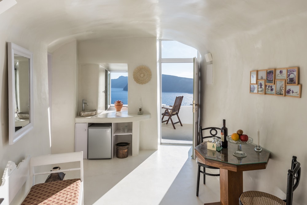 Cave Nest Junior Suite, Caldera View *access via numerous steps - Photo 2