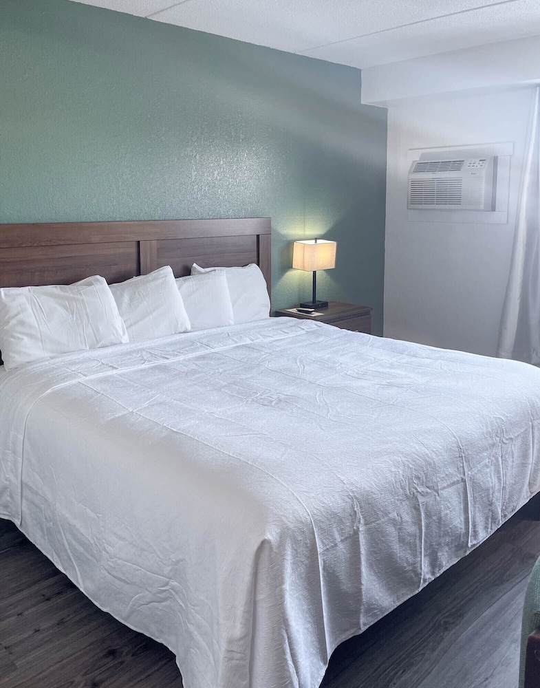 Standard Room, 1 King Bed photo 1