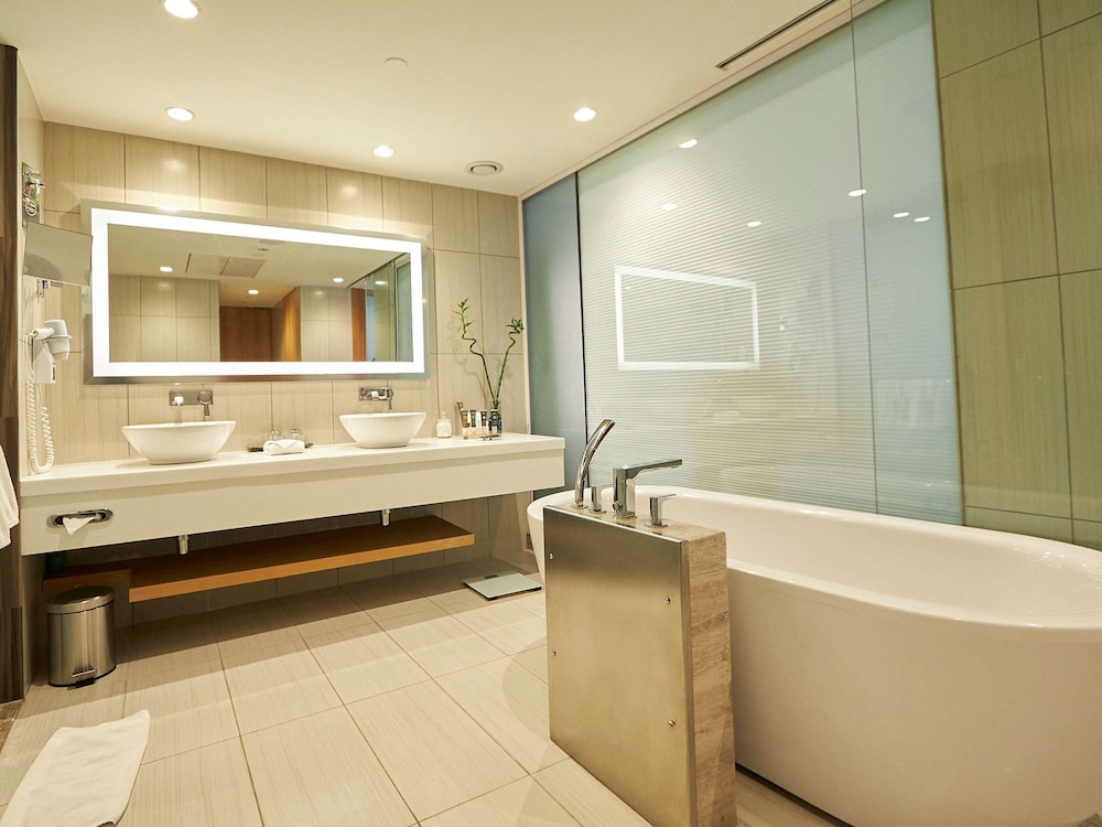 Executive Suite King Bed - Separate Living Room - Bathtub thumbnail 5