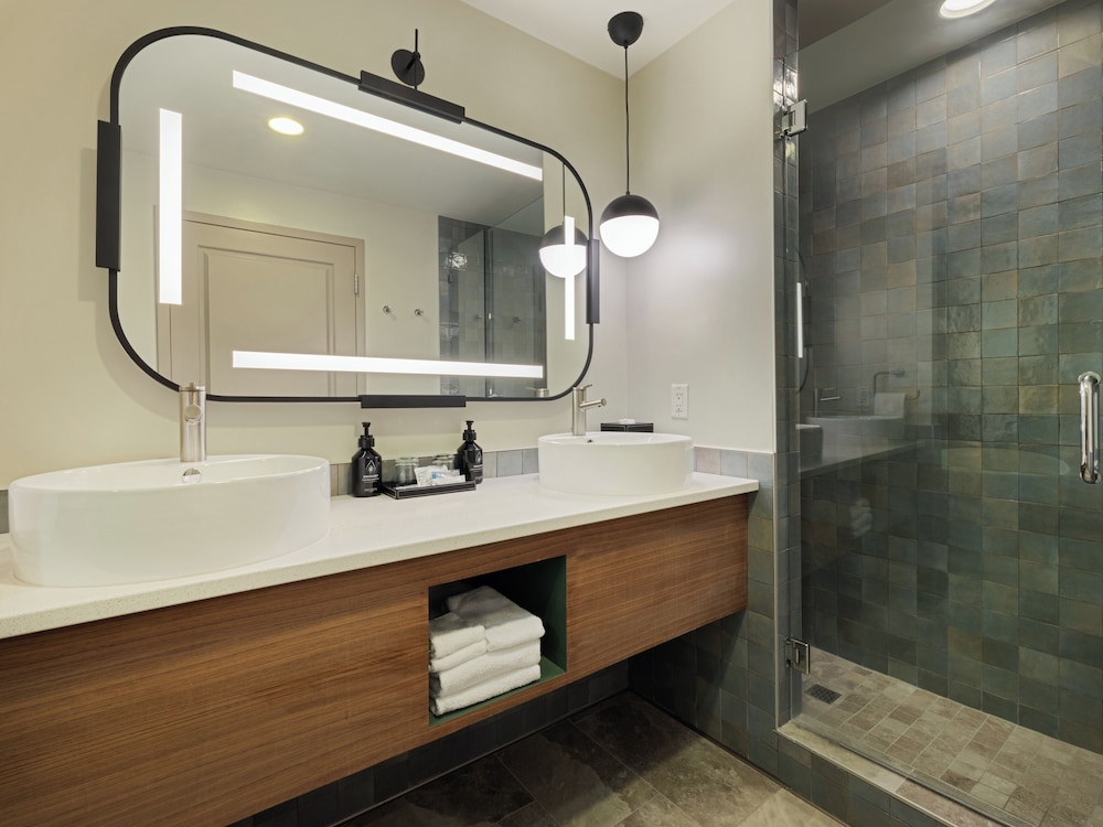 Suite, 1 King Bed (Bath Shower Combination) - Photo 5