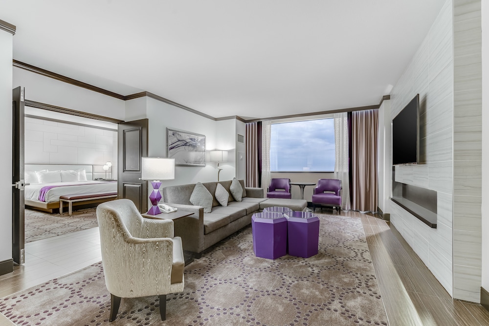 Bayview Tower Suite, 1 King Bed, Non-Smoking - Photo 4