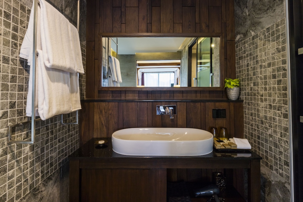 Premium Suite Pool Access photo 2