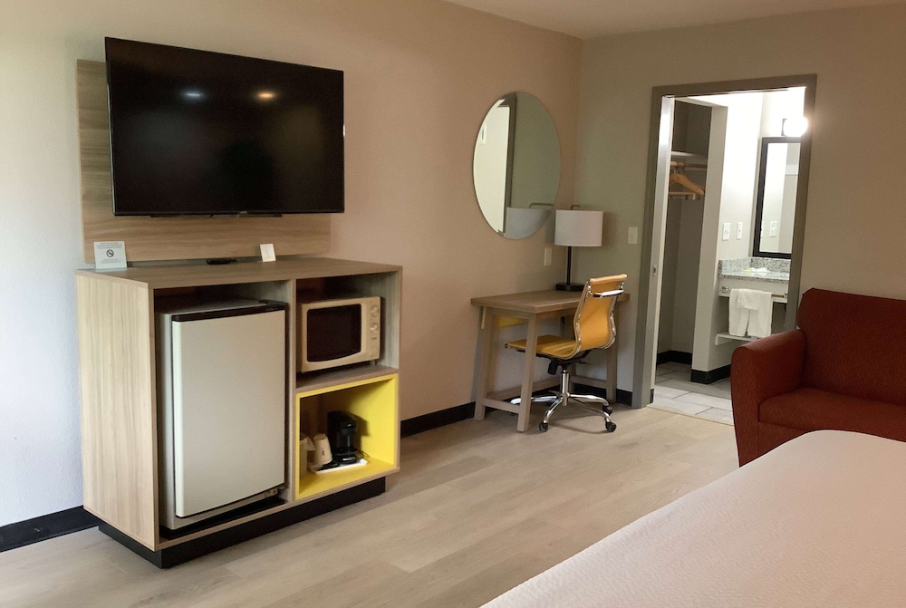 Studio Suite, 1 King Bed, Non Smoking - Photo 4