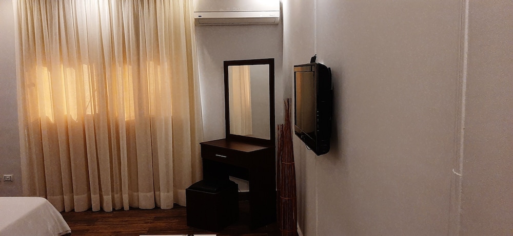 Comfort Suite, 1 Queen Bed with Sofa bed, Refrigerator photo 2