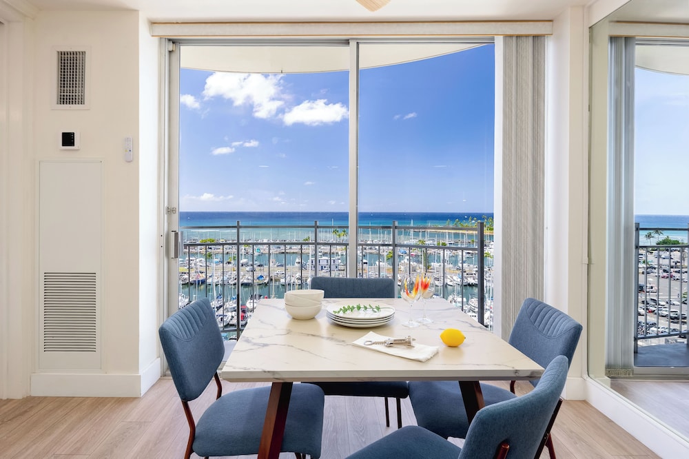 Ocean View 1BR at Ilikai Marina: Apartment, 1 Bedroom, Ocean View (0187) photo