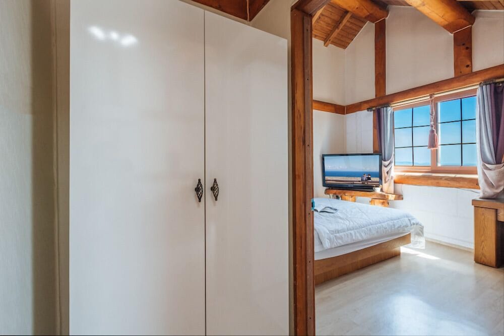 Room (C-2)