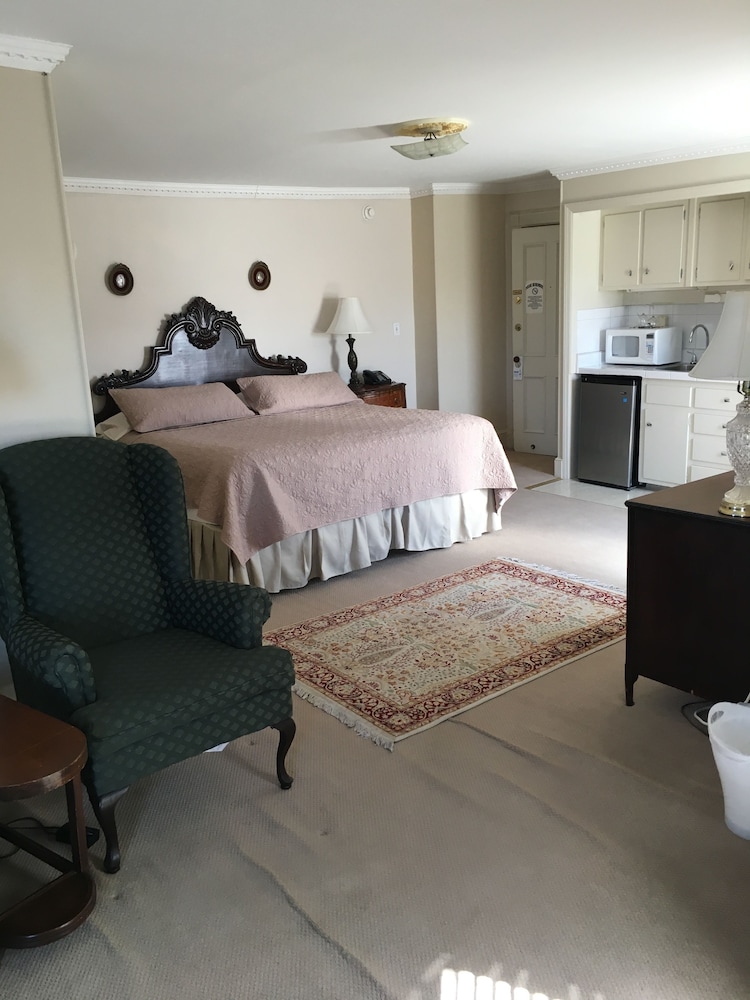 Signature Studio Suite, Refrigerator & Microwave photo 3