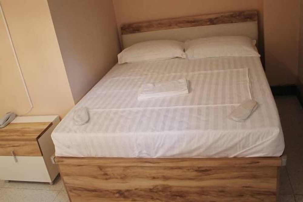 Economy Triple Room photo 2