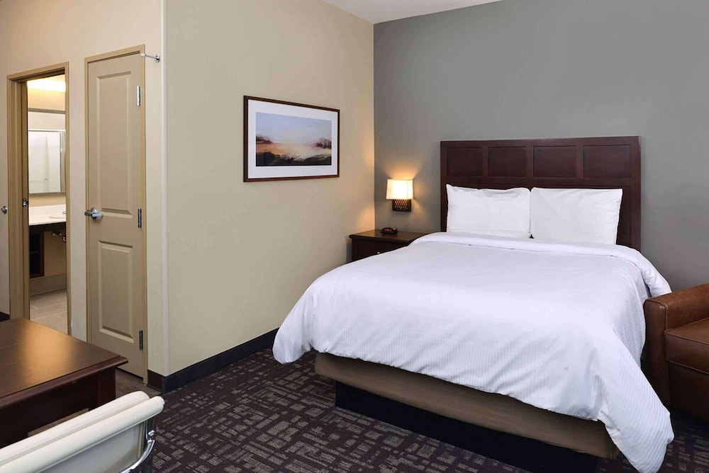 Studio, 1 Queen Bed, Non Smoking, Refrigerator & Microwave photo 1