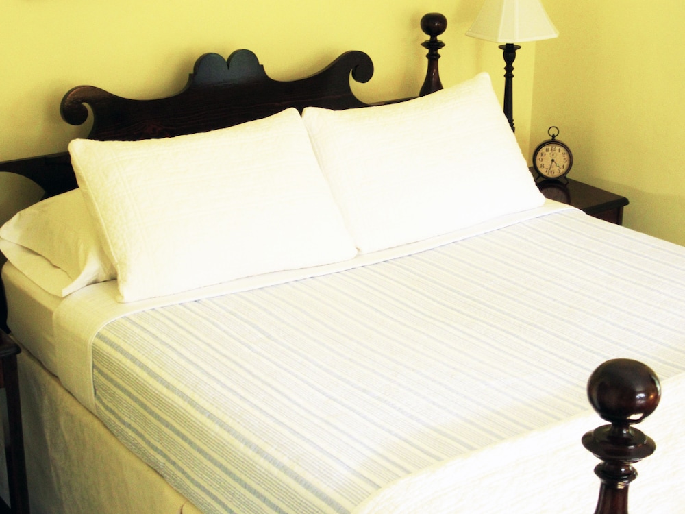 Deluxe Suite, 1 Queen Bed, Balcony, Ground Floor