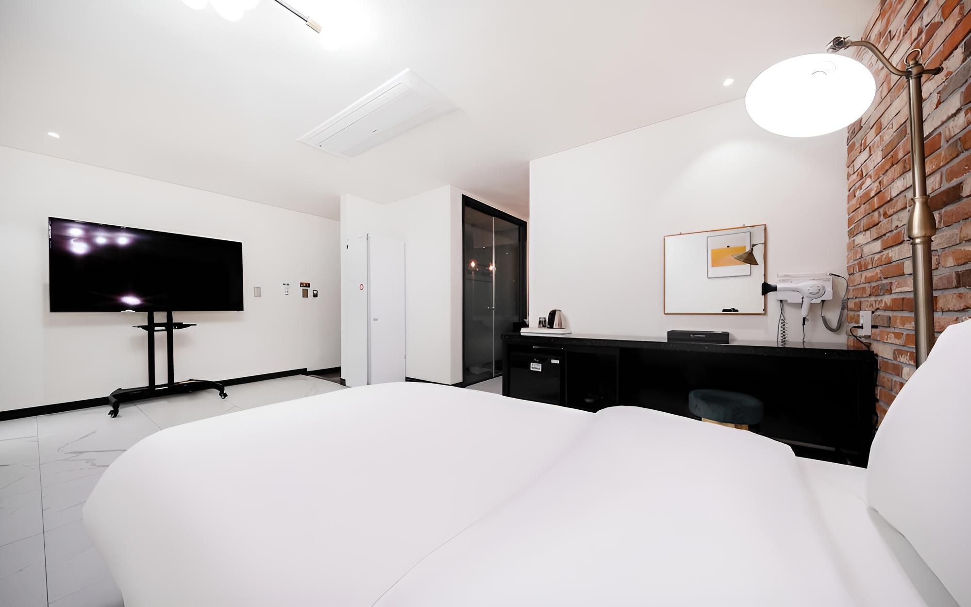 Room (Suite (1 room 1 parking drive-in) (tw) - Photo 1