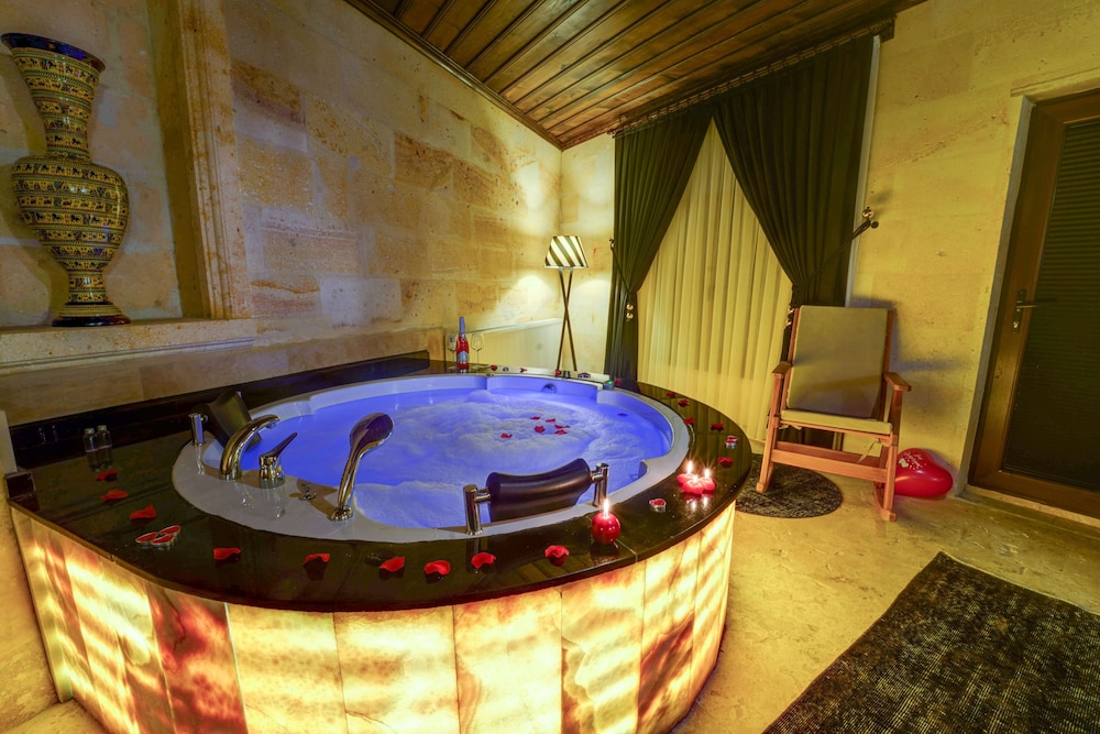 Romantic Suite, Hot Tub, Valley View photo 3
