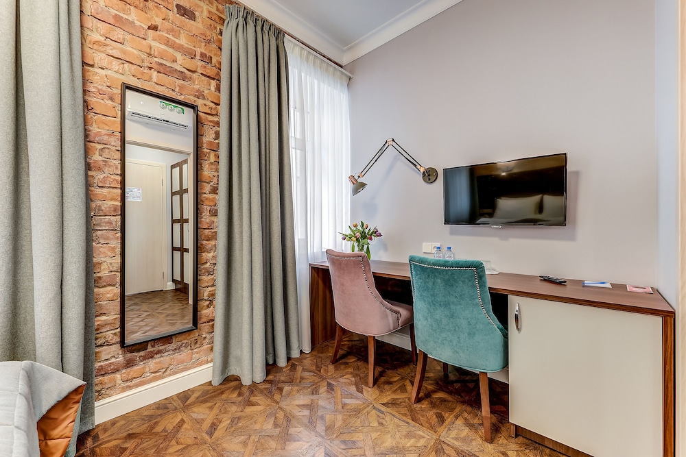 Basic Room, 1 Double Bed, Non Smoking, Courtyard View photo 3