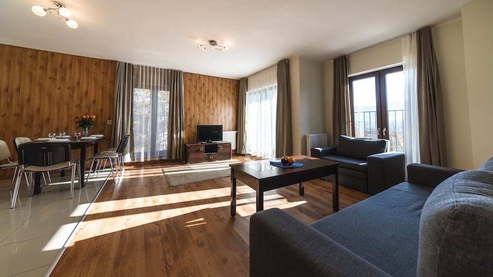 Apartment, Mountain View (UG 122)