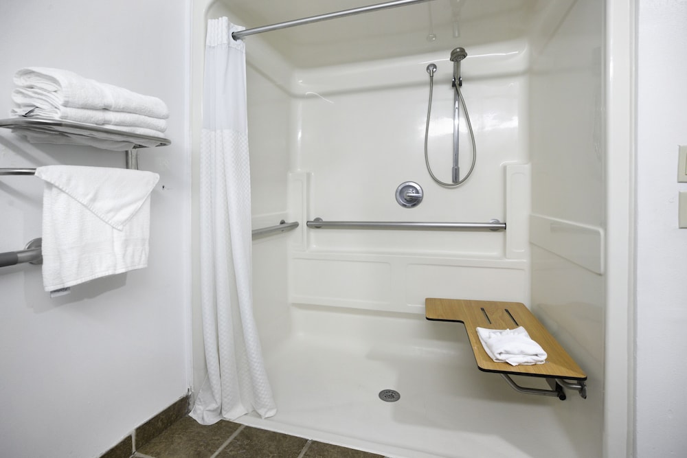 Room, 2 Queen Beds, Accessible, Non Smoking (Mobility/Hearing Impaired) - Photo 2