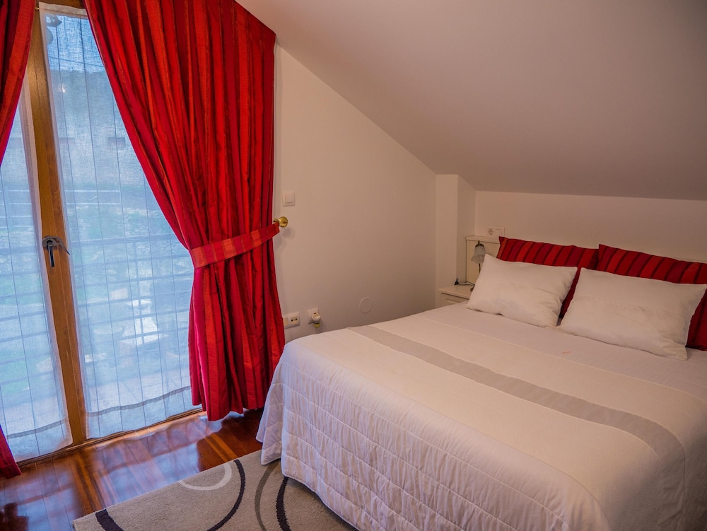 Chalet, 4 Habitaciones, Balcón, Vista al Jardín