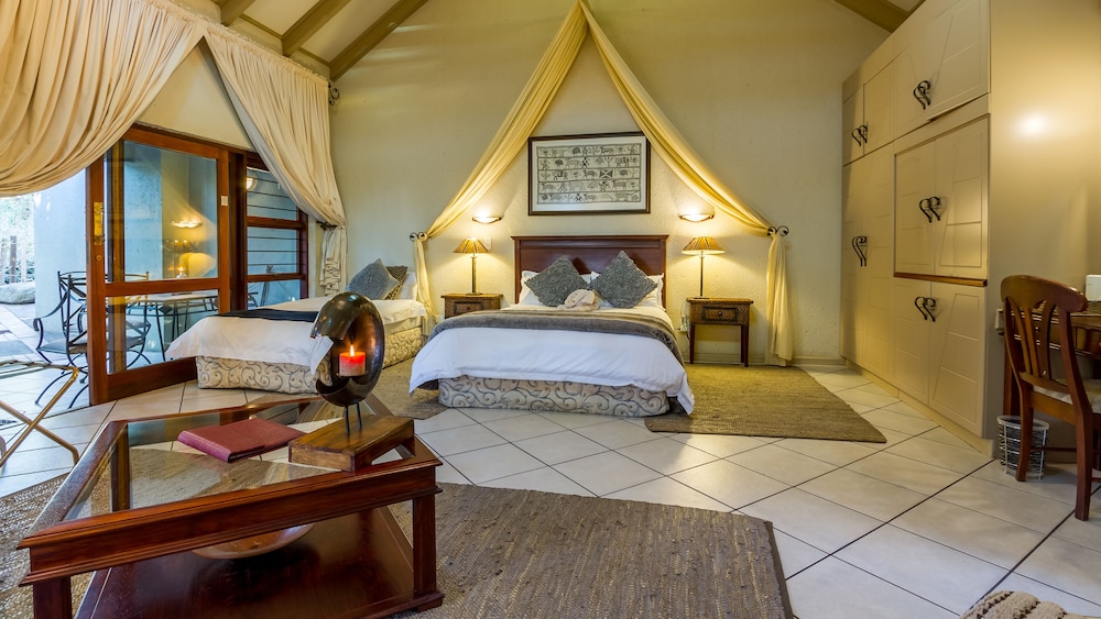 Exclusive Studio Suite, Multiple Beds, Hot Tub, Garden View photo 2