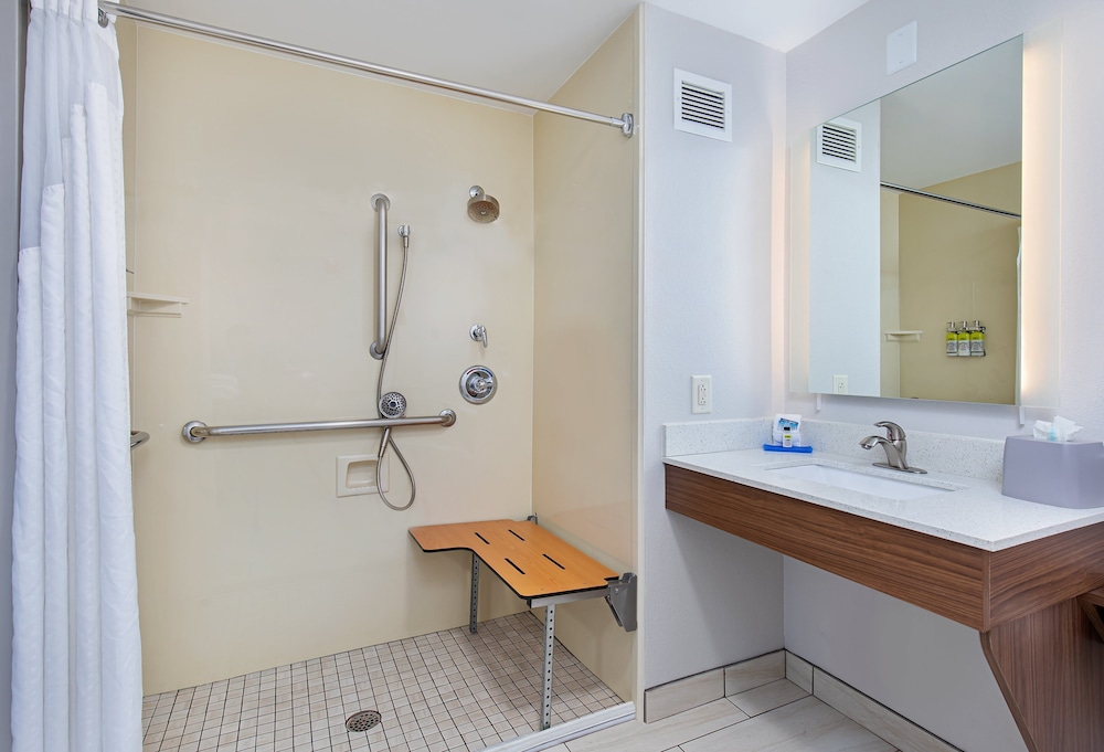 Suite, 1 King Bed, Accessible (Roll-In Shower) - Photo 2