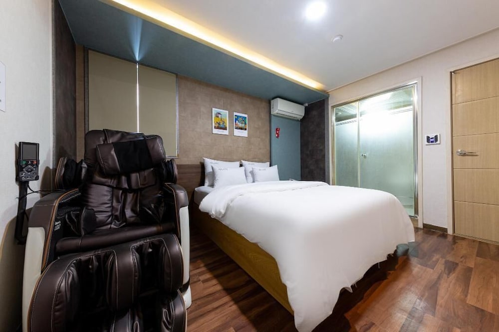 Deluxe Room (Massage chair)
