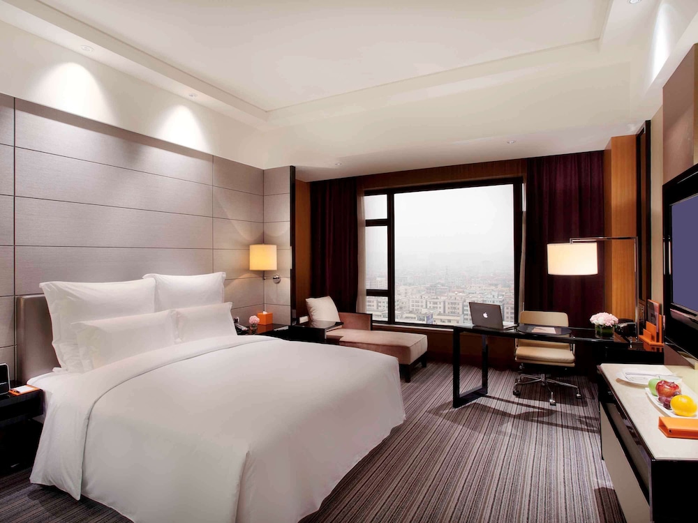 Deluxe Room, 1 King Bed - Photo 1