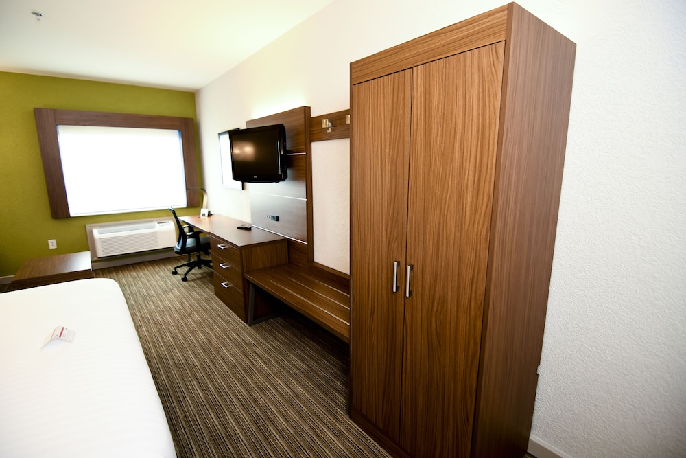 Standard Room, 1 King Bed with Sofa bed - Photo 7