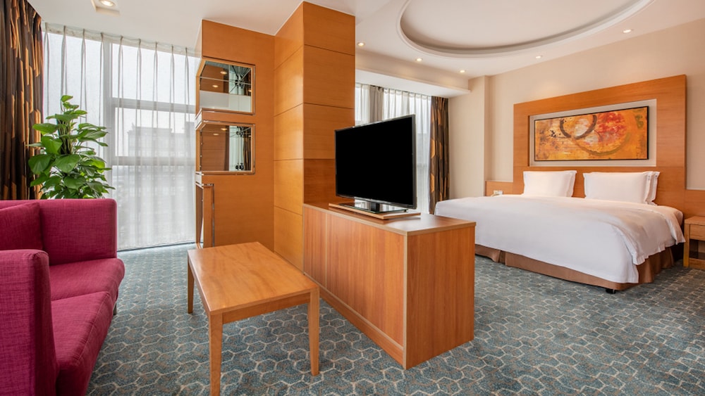 Suite, 1 King Bed - Photo 1