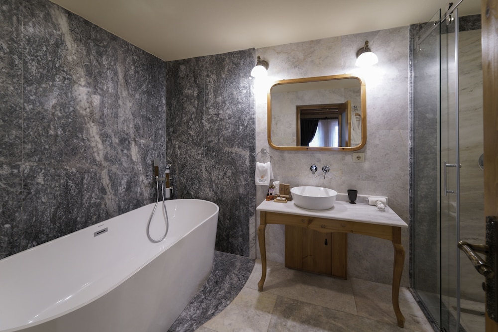 Stone Deluxe Room with Bathtub - Photo 4